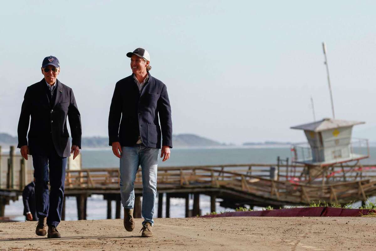 拜登总统与加州州长加文·纽森一起参观了阿普托斯(圣克鲁斯县)海崖码头和海崖州立海滩的风暴破坏情况。