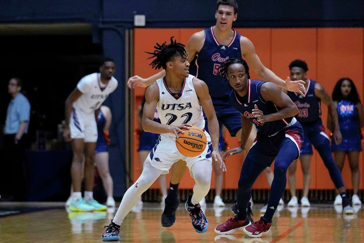 UTSA guard Christian Tucker (22) moves the ball past Florida Atlantic guard Michael Forrest, right, during the first half of an NCAA college basketball game in San Antonio, Thursday, Jan. 19, 2023. (AP Photo/Eric Gay)