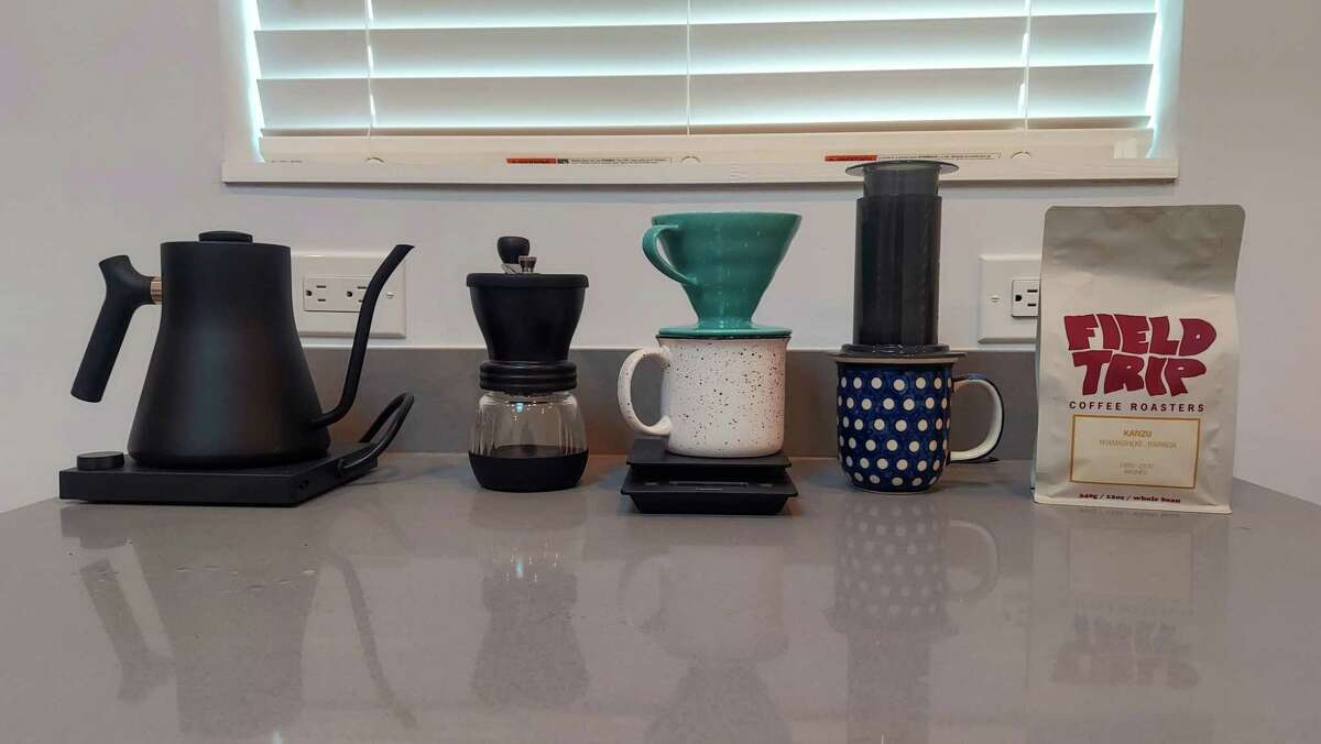 我的科学工具:一个电水壶，一个手动研磨机，一个V60型的倒锥，一个带计时器的秤，一个气压印刷机和咖啡