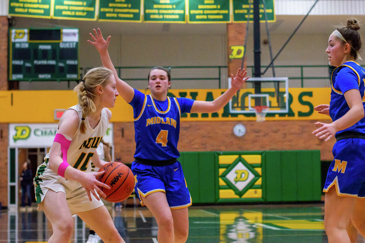 Dow's Lauren VanSumeren makes a pass in a game against Midland High on Jan. 20, 2023 at Dow High School.