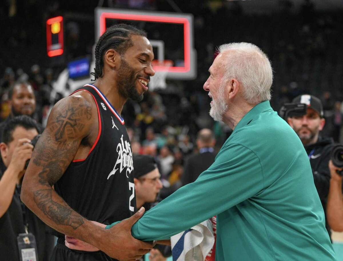 Spurs coach Gregg Popovich greets Leonard after the forward put on a show against his former coach.