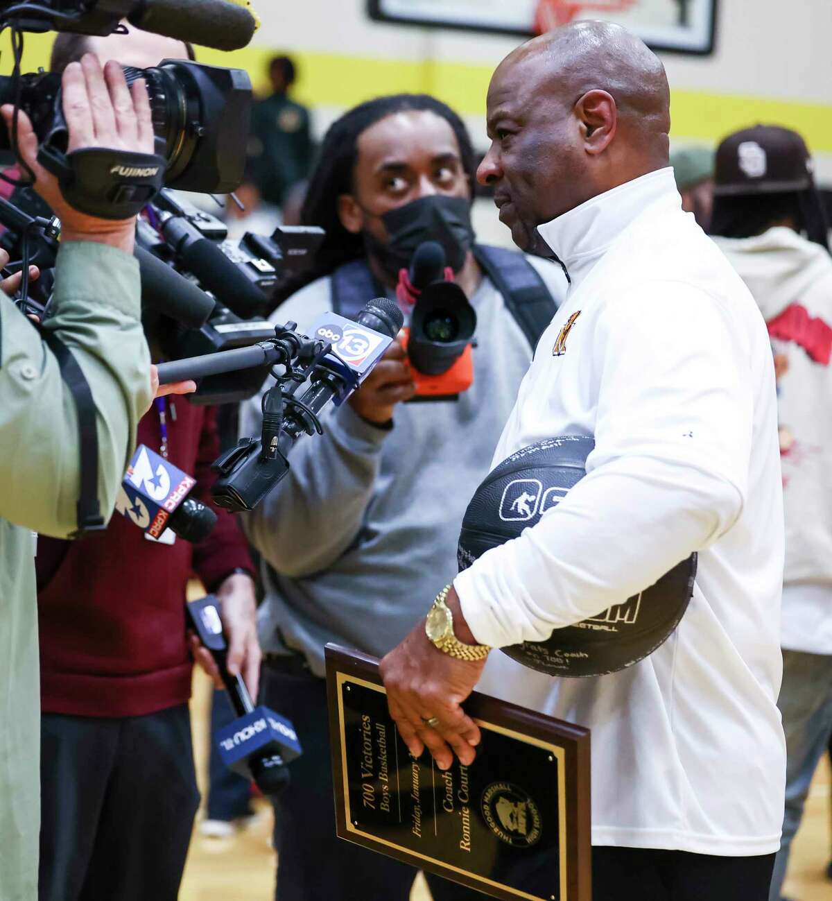 Houston basketball: Ronnie Courtney shares his all-time starting five