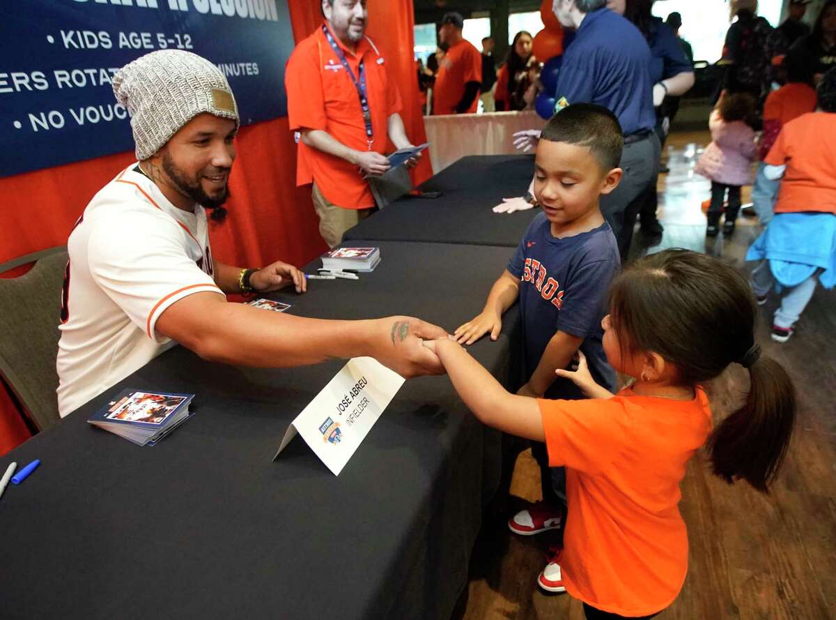 Even after an Astros loss in Miami, Jose Altuve signed autographs