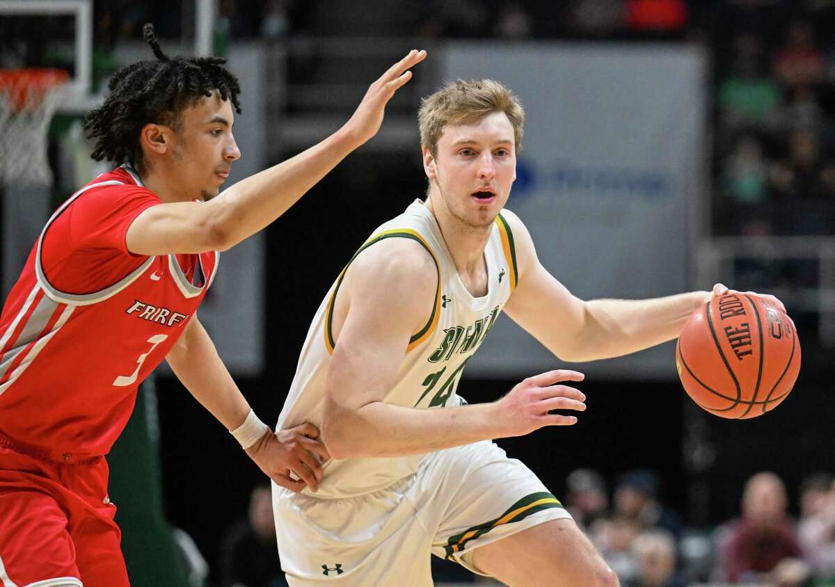 Siena men's basketball player Michael Baer and his teammates can wrap up the No. 3 seed in the MAAC Tournament by beating Saint Peter's in Jersey City in Saturday's regular-season finale.