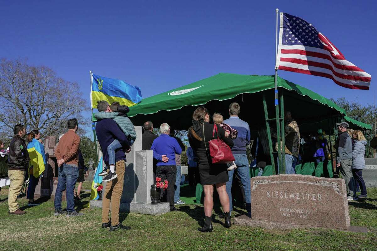 Houston Ukrainians honor former leader at East End grave