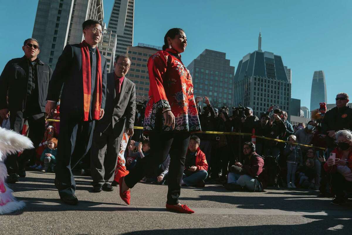 在旧金山的农历新年庆祝活动中，伦敦市长布里德走上朴茨茅斯广场的舞台。