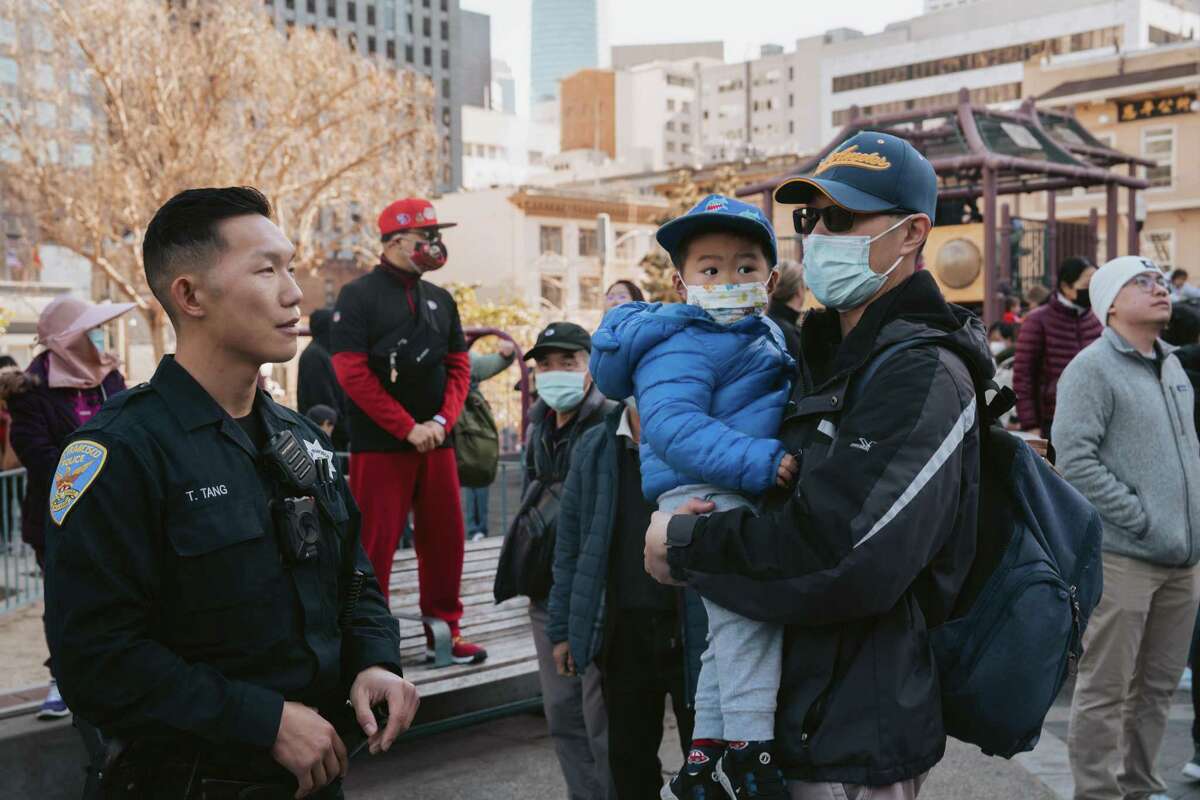 在旧金山朴茨茅斯广场举行的农历新年庆祝活动中，旧金山警察Talent Tang与庆祝活动的参与者交谈。他说，一些与会者找到他，询问在庆祝活动前几小时发生在蒙特雷公园的枪击事件。