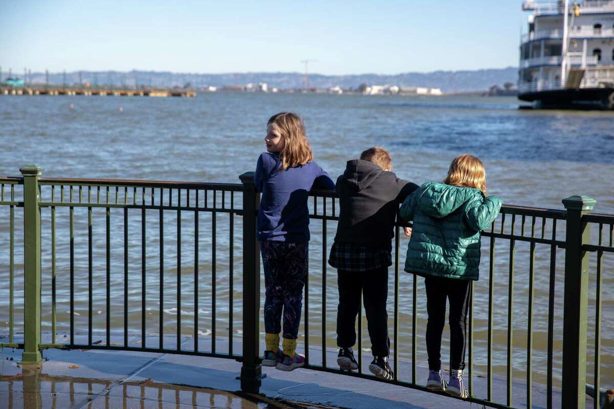孩子们在旧金山码头3号和5号之间观看由探索博物馆赞助的国王潮汐演示。