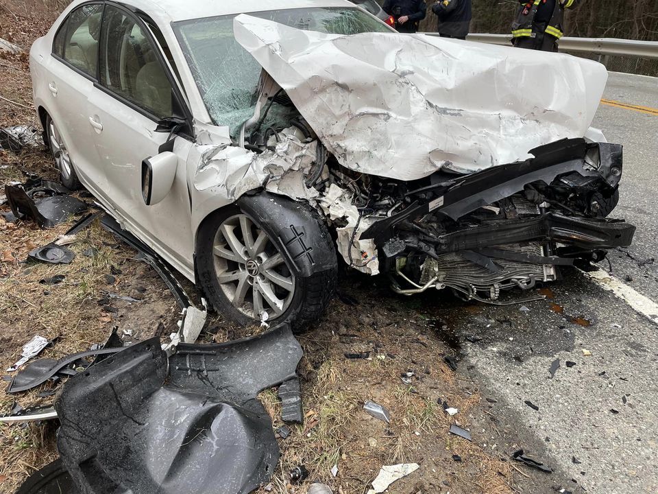 Two injured in head-on crash on Hartford Turnpike in Waterford