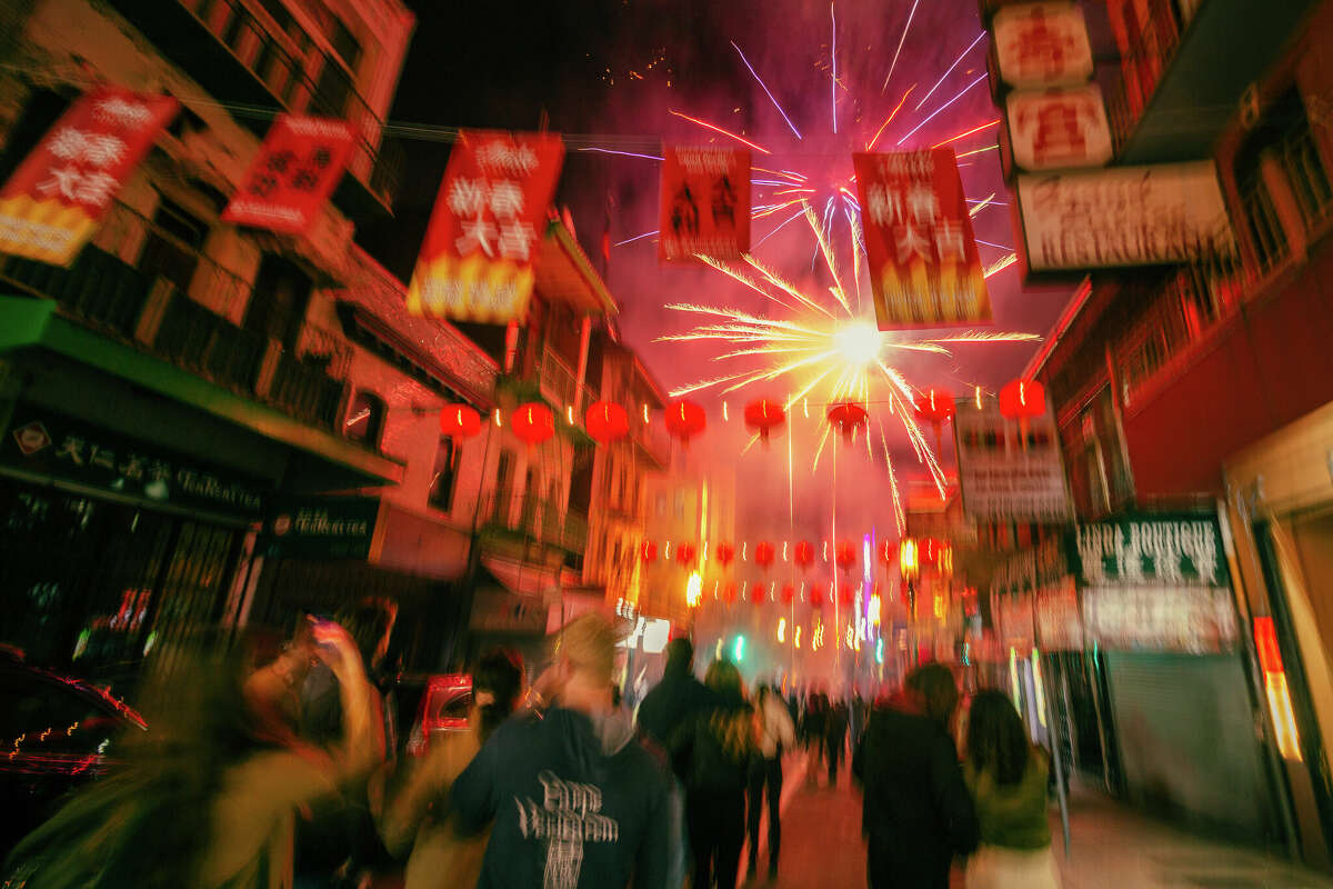 Wild Lunar New Year's fireworks erupt in San Francisco