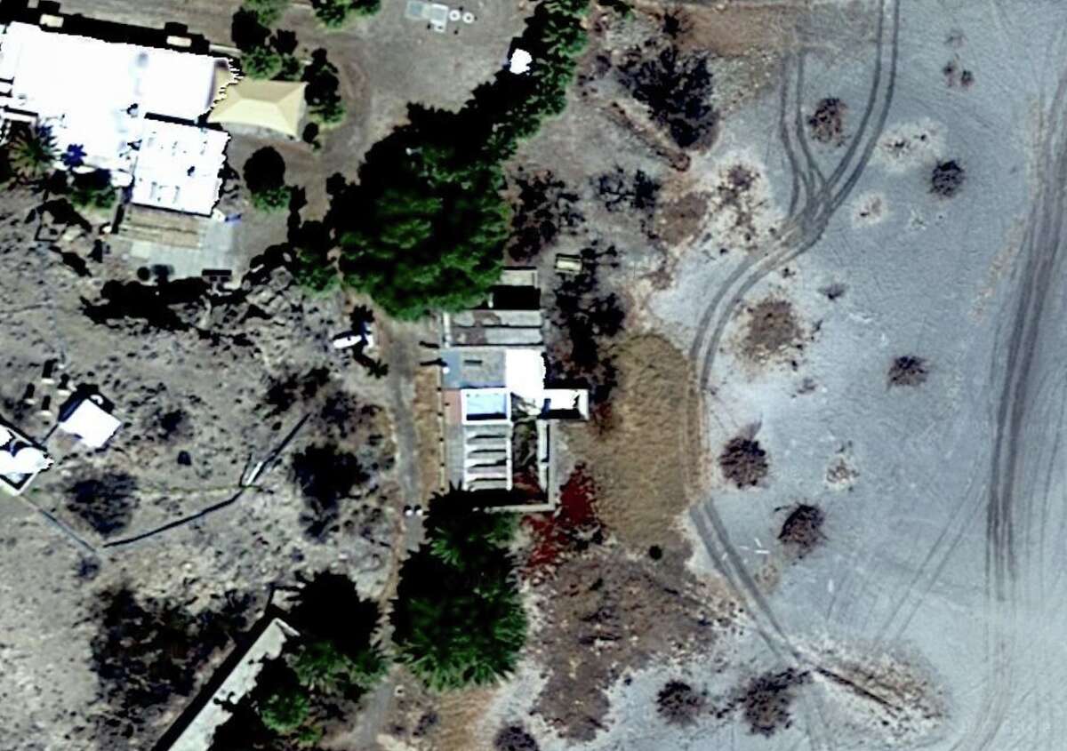 The crucifix-shaped swimming pool seen from above.