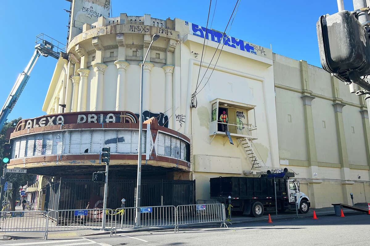 18 番街とギアリー大通りの角にあるアレクサンドリア劇場の垂直看板が撤去されたのが 1 月 20 日に見られる。  2023 年 2 月 21 日。