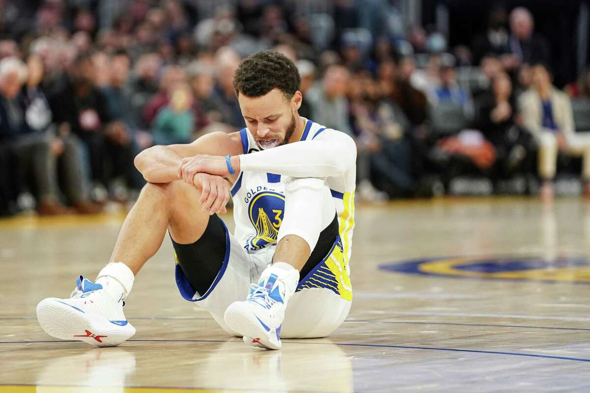 Warriors star Stephen Curry to miss time with two partial tears in left leg