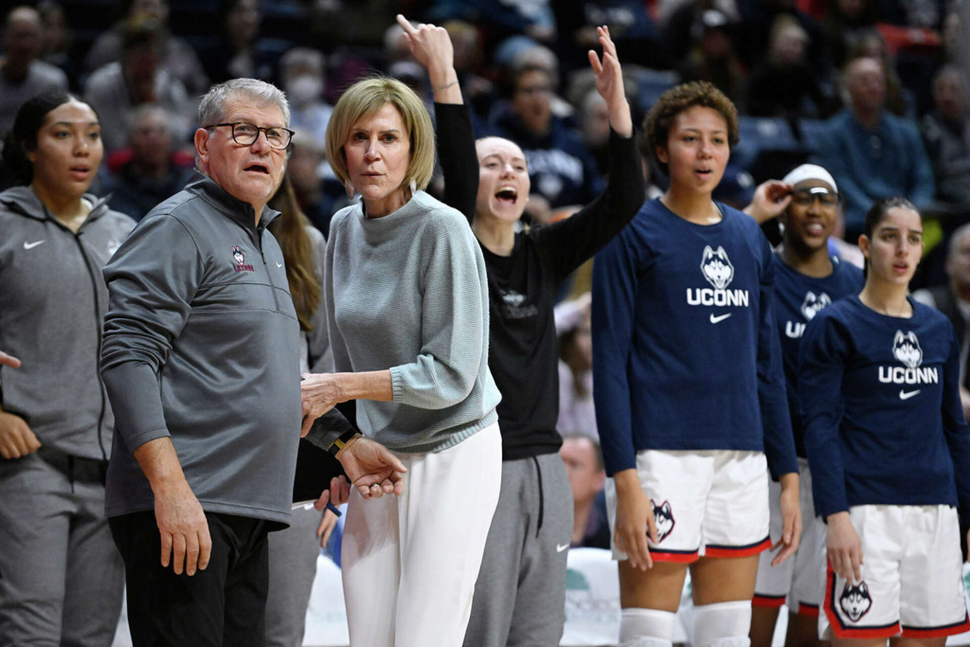 UConn to honor Geno Auriemma, Chris Dailey for 40th season at Storrs