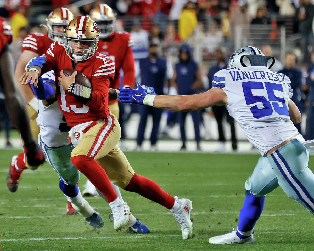 The 49ers’ Brock Purdy scrambles for a first down late in the second half against Dallas linebacker Leighton Vander Esch.