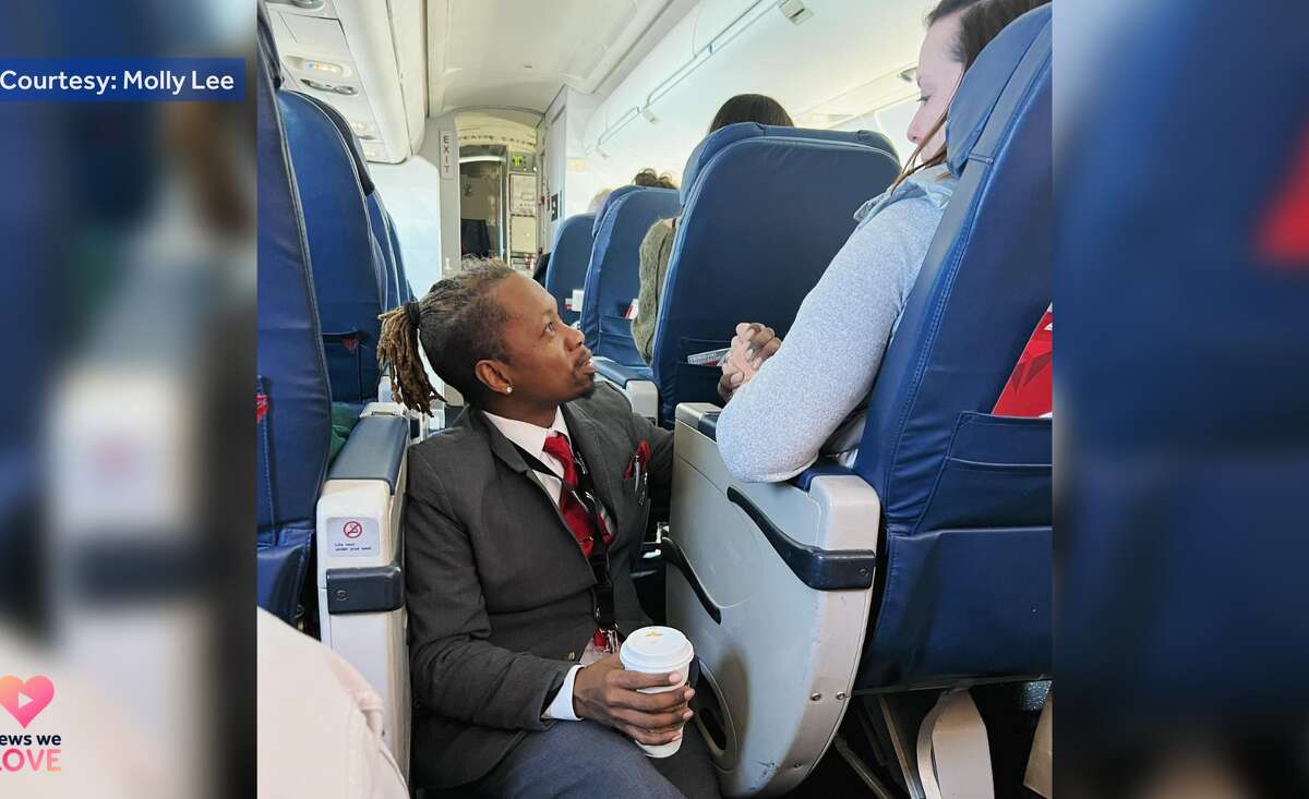 Photo shows flight attendant comforting woman who was nervous about flying