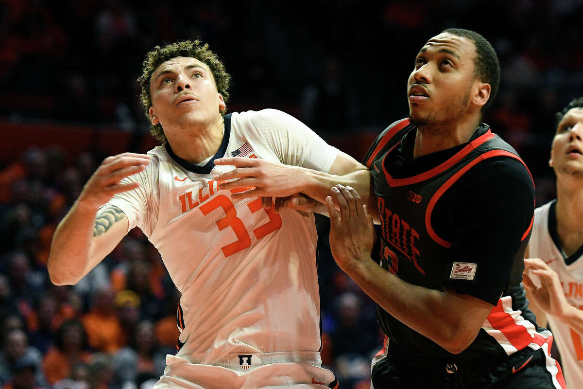 Illinois' Coleman Hawkins (33) and Ohio State's Zed Key, right, vie for a rebound Tuesday.