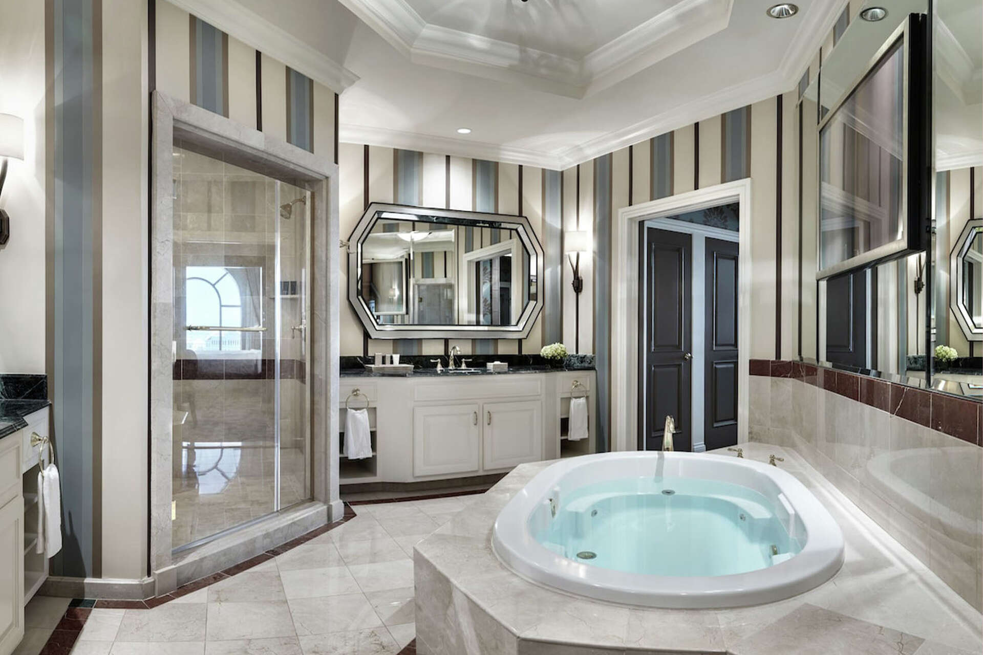 Las Vegas hotels with a jacuzzi in the room