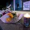 鲜花和蜡烛躺在枪击事件的受害者的纪念碑一天前,在半月湾,加利福尼亚州,星期二,2023年1月24日。(卡洛斯·阿维拉冈萨雷斯/旧金山纪事报通过美联社)
