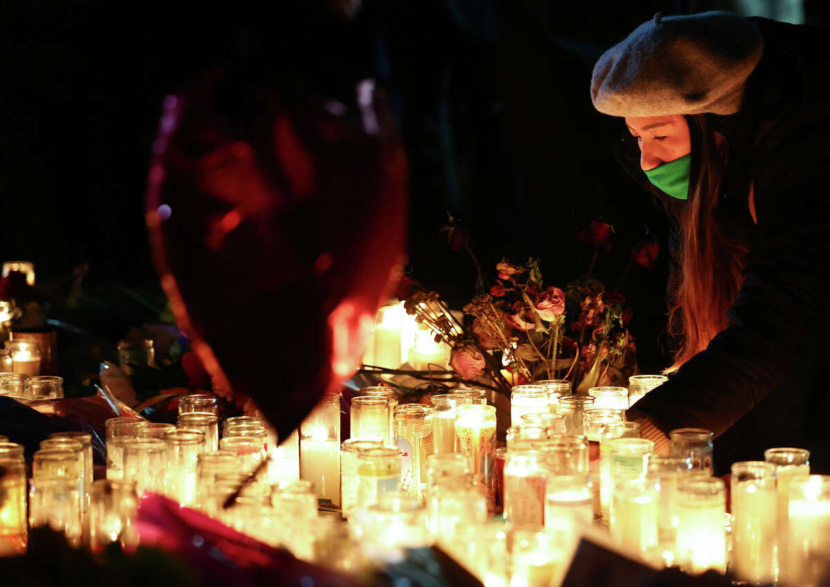周二，人们在蒙特利公园为周六晚上在舞厅发生的大规模枪击事件的受害者点燃蜡烛。