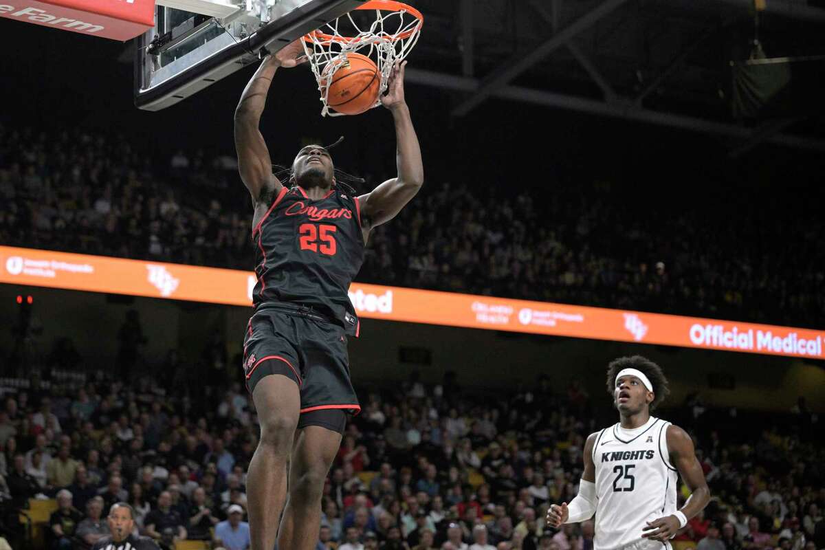 Houston forward Jarace Walker (25), left, dunks in front of Central Florida forward Taylor Hendricks (25) during the first half of an NCAA college basketball game, Wednesday, Jan. 25, 2023, in Orlando, Fla.