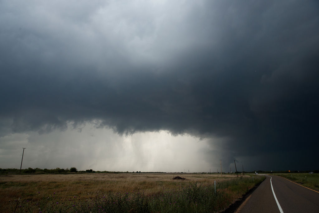 Storm chaser rescues Texas family from tornado during stream