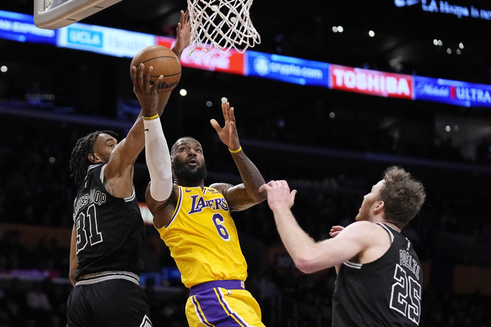 LeBron James’ playmaking helps Lakers sweep season series with Spurs