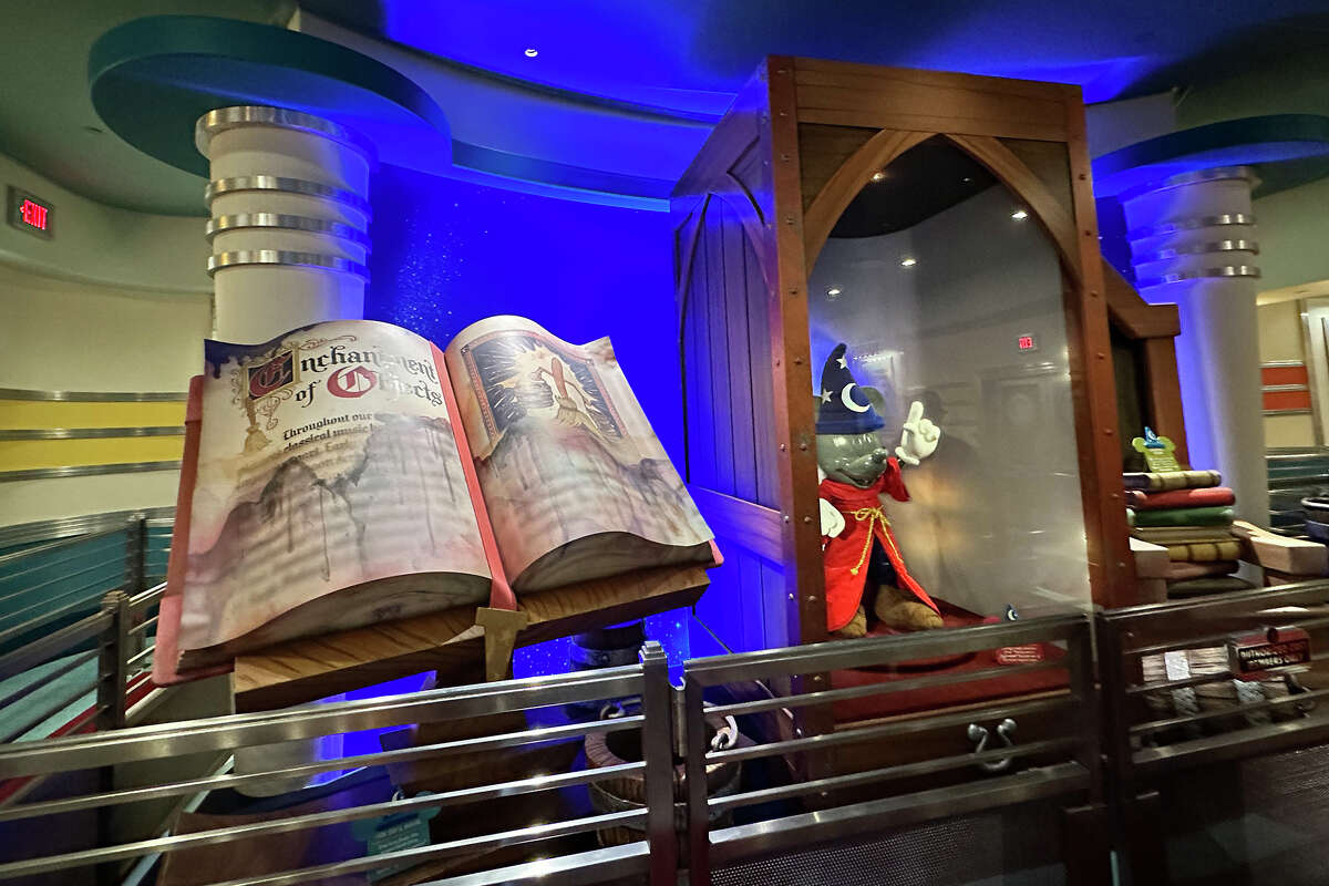 "Accessoires utilisés à l'écran" à partir de "Fantaisie," y compris le costume du sorcier Mickey.