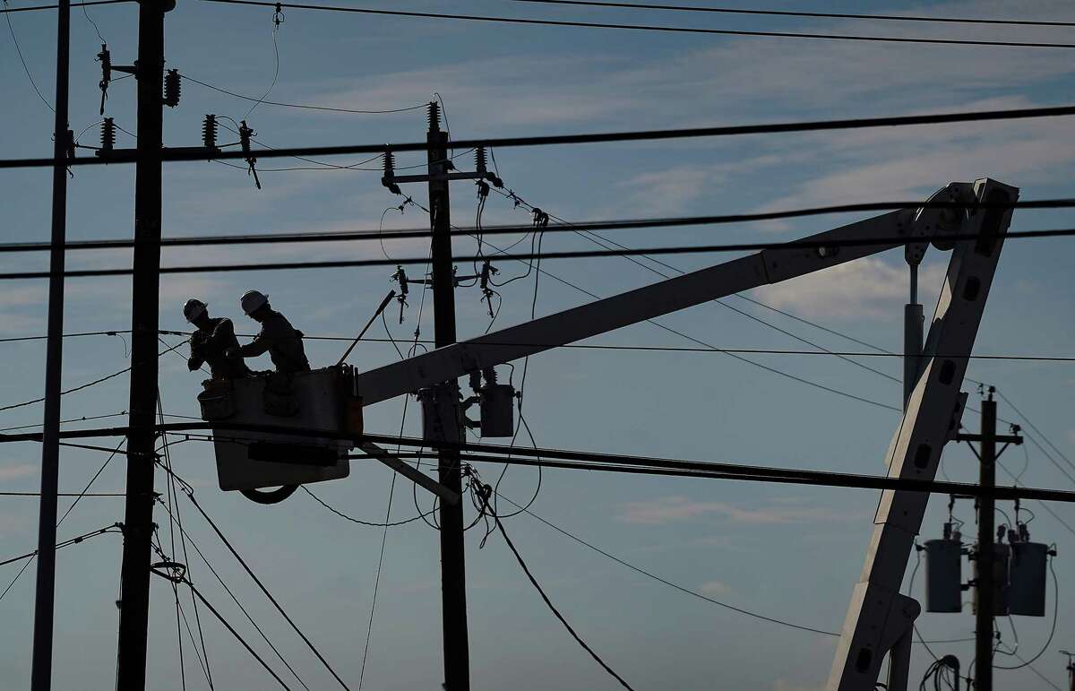 CenterPoint lineman try to get power lines fixed Thursday, Jan. 26, 2023 in Deer Park as clean up continued following a tornado. The Houston-based utility reported a $1 billion profit for the full year 2022. 