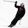 2023年1月19日星期四，在加拿大阿尔伯塔省卡尔加里，中国选手顾爱玲在女子自由式滑雪u型池比赛中获胜。(杰夫·麦金托什/加拿大新闻社通过美联社)