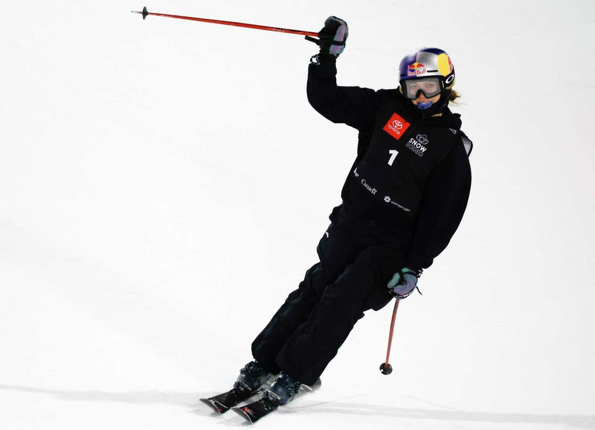 顾爱玲(Eileen Gu)本月在阿尔伯塔省卡尔加里庆祝她在世界杯自由式滑雪半池比赛中获胜。