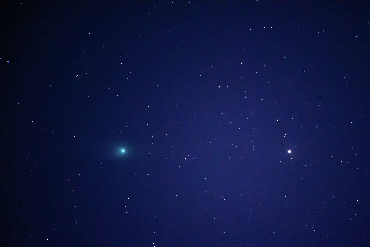 La cometa C/2022 E3 (ZTF) nel cielo di Molvetta, in Italia, poco prima dell'alba intorno alle 6 del mattino del 24 gennaio 2023. È passata vicino alla Terra l'ultima volta 50.000 anni fa, quando i Neanderthal vivevano ancora alle nostre latitudini.  La cometa è stata scoperta all'inizio di marzo 2022 e inizialmente si pensava fosse un asteroide. 