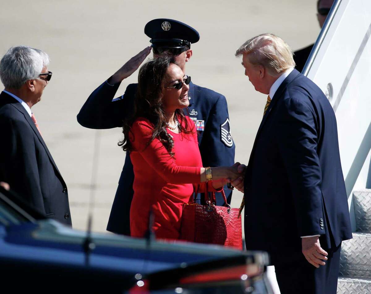 Harmeet Dhillon向时任唐纳德·特朗普在他乘坐空军一号抵达莫菲特场在山景城参加共和党筹款人。2019年9月