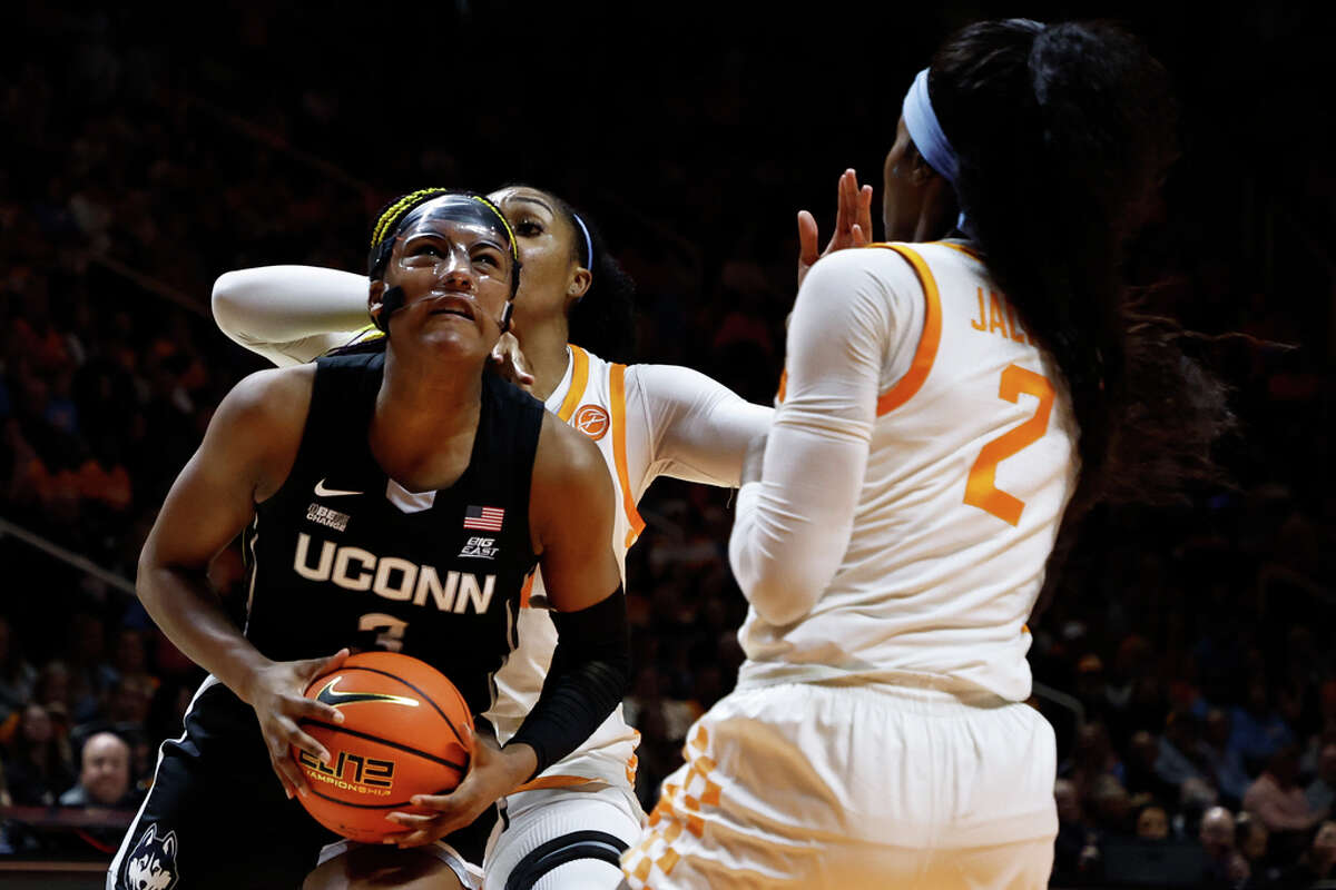 Uconn Women Defeat Tennessee Before Boisterous Crowd In Knoxville