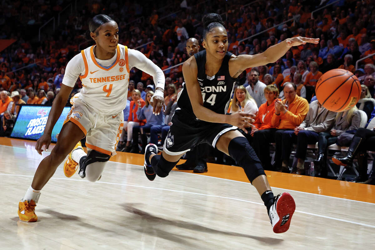 Uconn women defeat Tennessee before boisterous crowd in Knoxville
