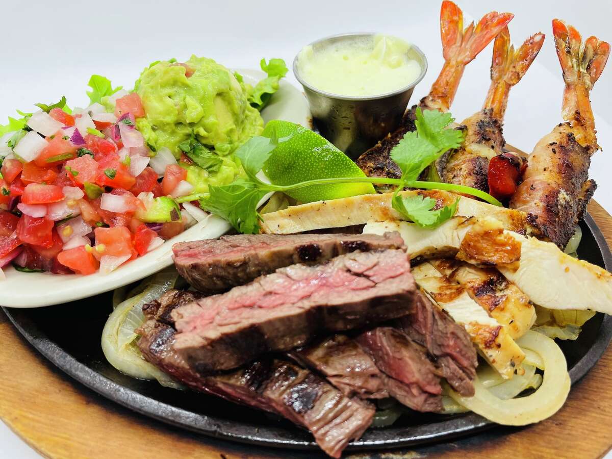 Le Red River Cantina sert à la fois des plats tex-mex et mexicains traditionnels et est fier de ses fajitas et d'un menu de boissons qui remplit deux pages.