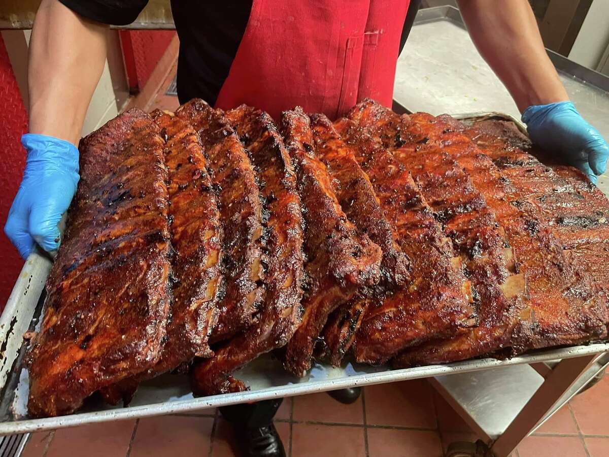 Red River BBQ and Grill est un restaurant détenu et exploité localement avec de solides racines dans la région de la baie.