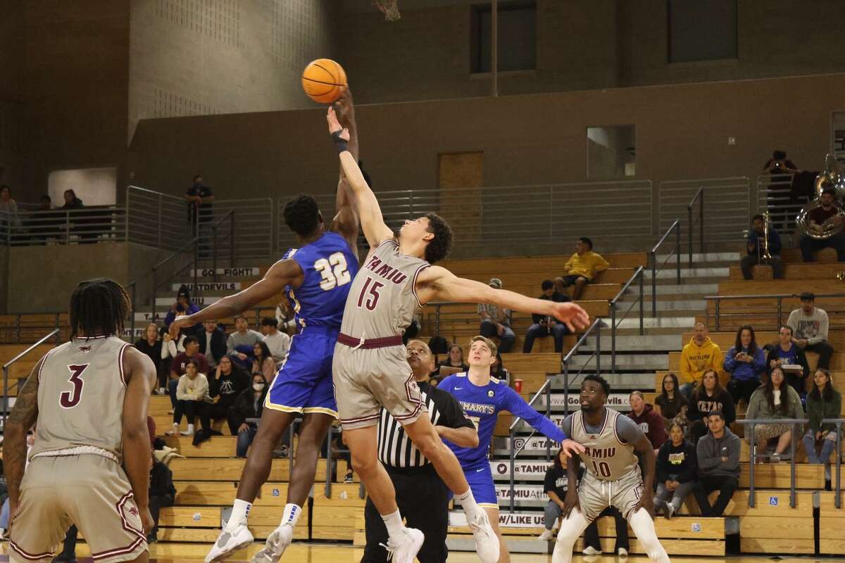 The TAMIU men’s basketball team fell to the St. Mary’s Rattlers 62-57 on Thursday.