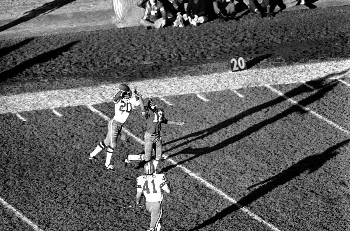 John Brodie of San Francisco 49ers drops back to pass against the News  Photo - Getty Images