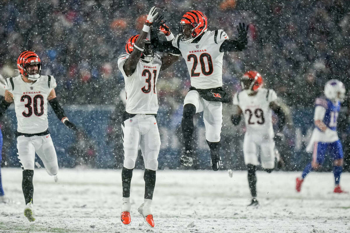 Cincinnati Bengals cornerback Eli Apple (20) runs for the play during an  NFL wild-card football game against the Baltimore Ravens on Sunday, Jan.  15, 2023, in Cincinnati. (AP Photo/Emilee Chinn Stock Photo 