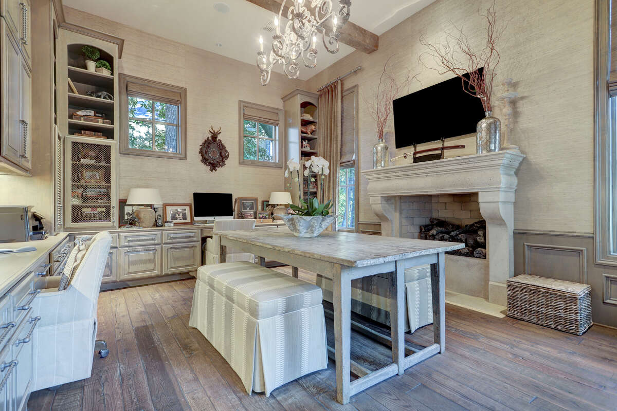 The craft/hobby room has built-inc cabinetry