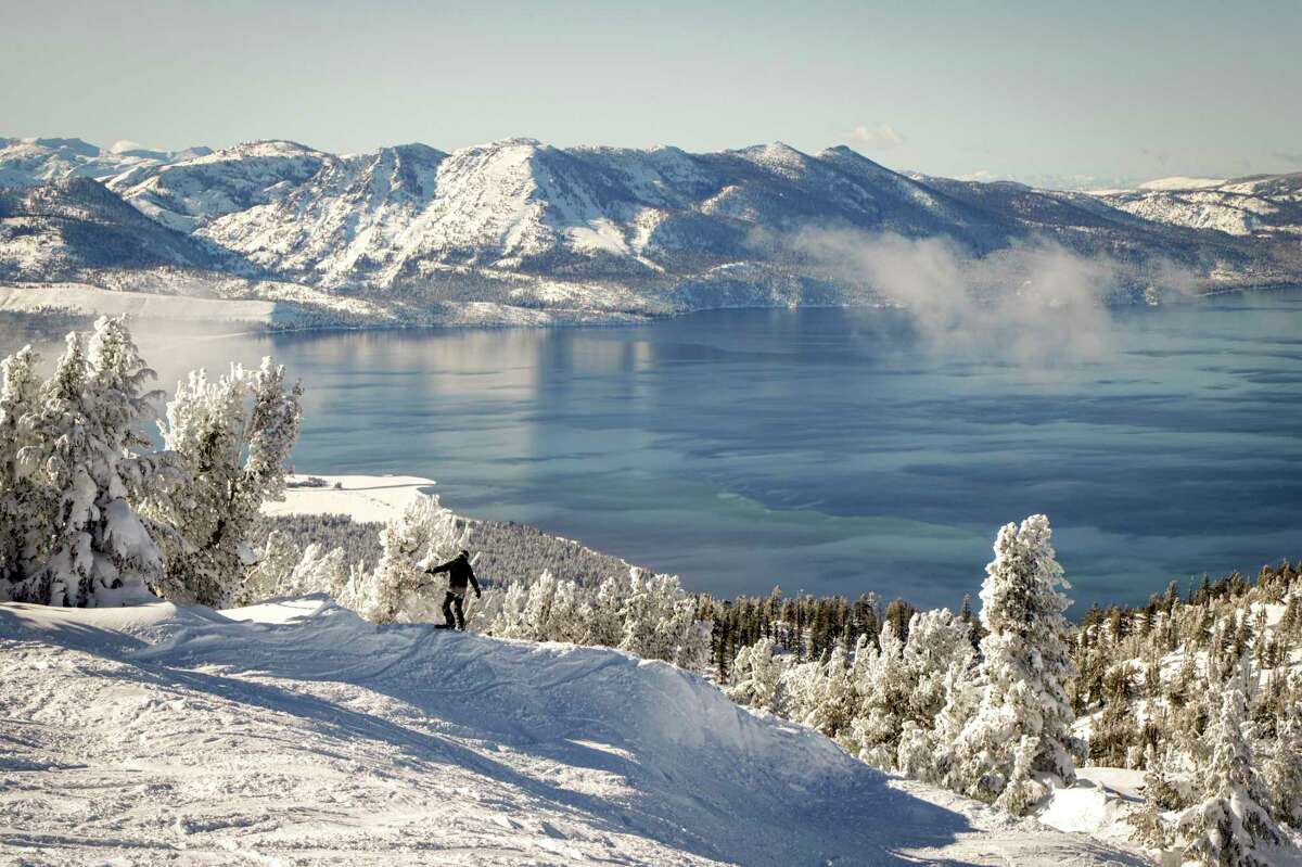 本月，一名滑雪者在天山度假村滑雪。一股若隐若现的冷锋将给山区和湾区带来寒冷的气温。登录必赢亚洲