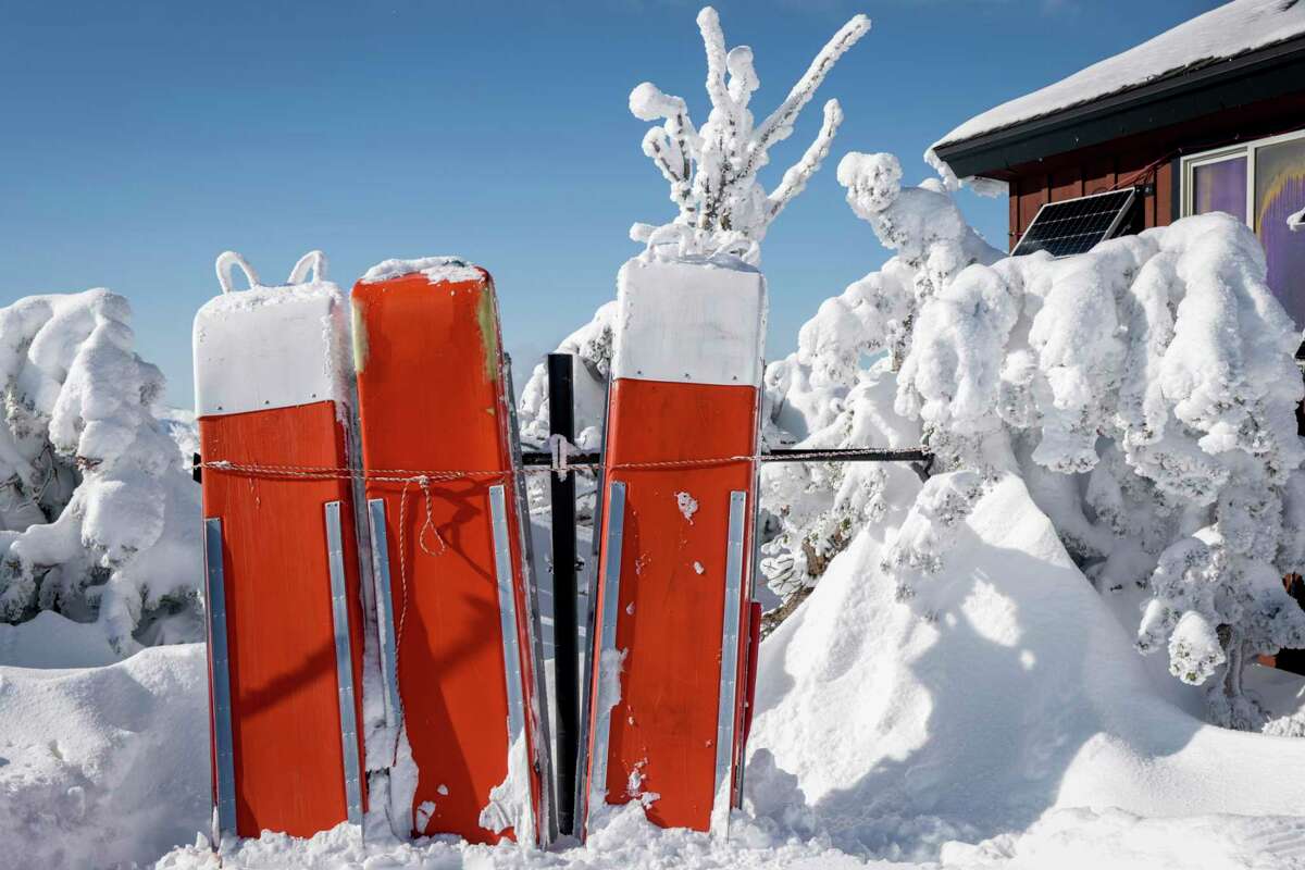在南太浩湖天山度假村的滑雪巡逻站附近，可以看到巡逻雪橇。