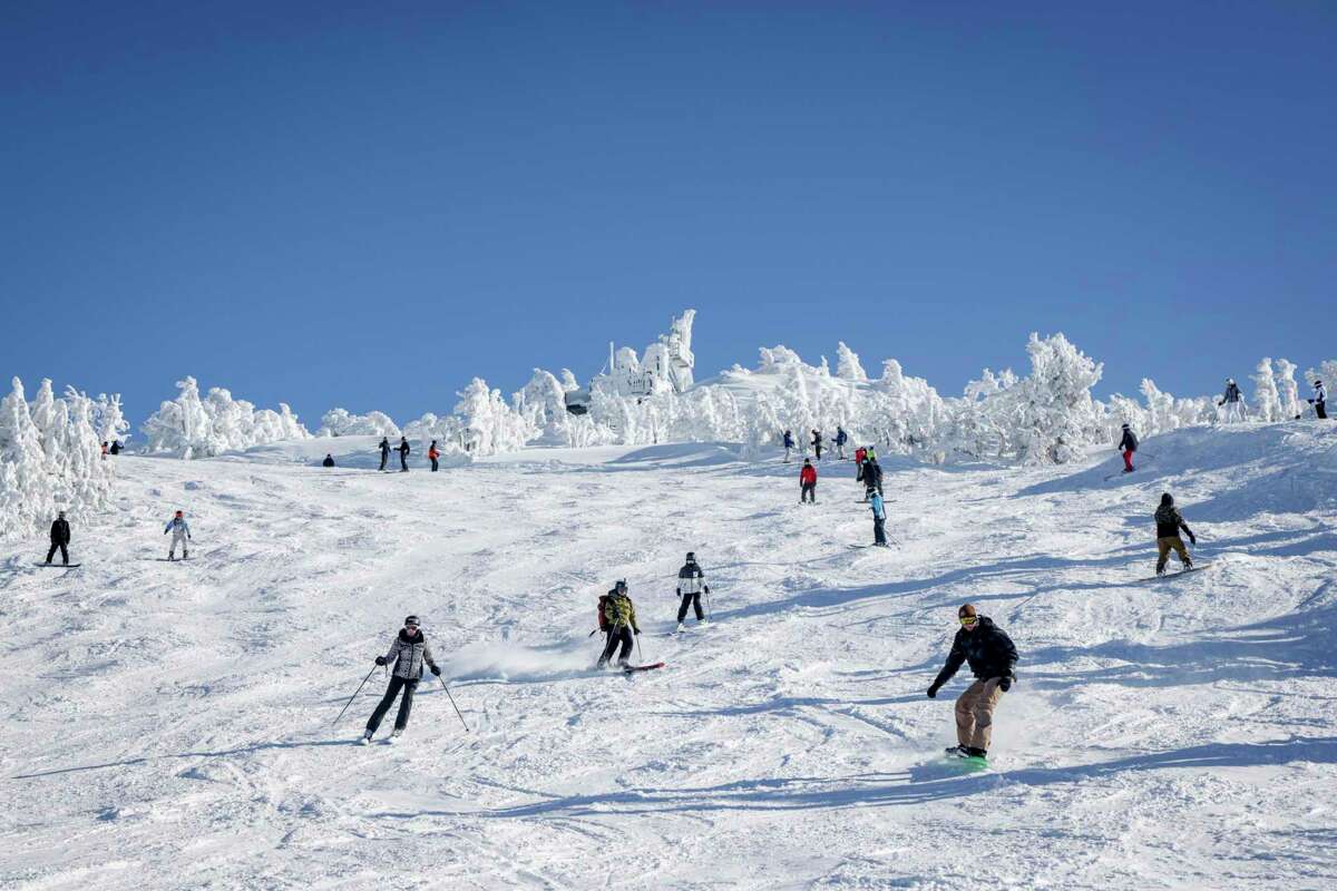 1月17日，在南太浩湖的天山度假村，滑雪者和滑雪板选手正在沿着跑道向下滑行。四周前，KGO-TV新闻记者Luz Peña在天堂发生滑雪事故，险些丧命。