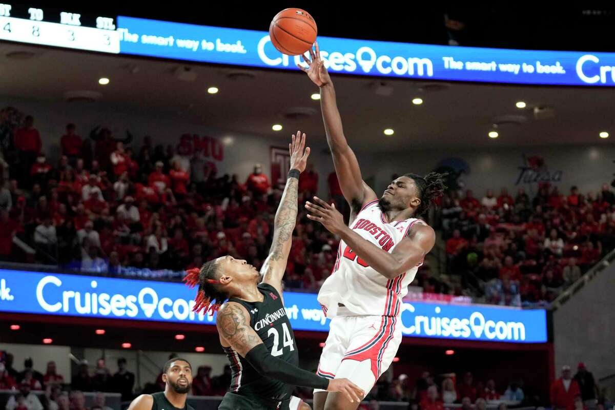 Houston forward Jarace Walker, right, shoots over Cincinnati guard Jeremiah Davenport (24) during the second half of an NCAA college basketball game, Saturday, Jan. 28, 2023, in Houston.