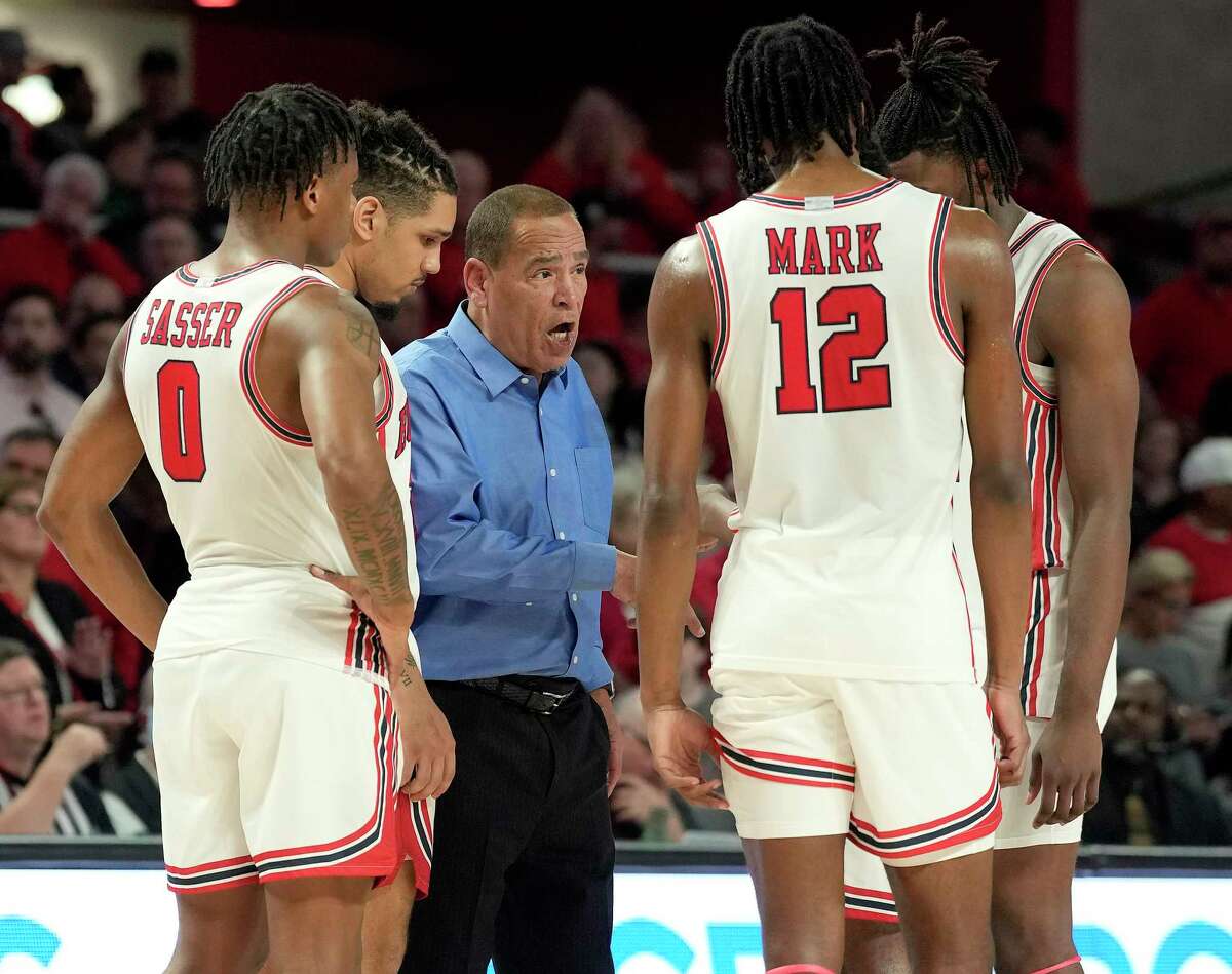 Kelvin Sampson's UH squad remained third in the Associated Press poll after winning both games during a chaotic week for ranked teams.
