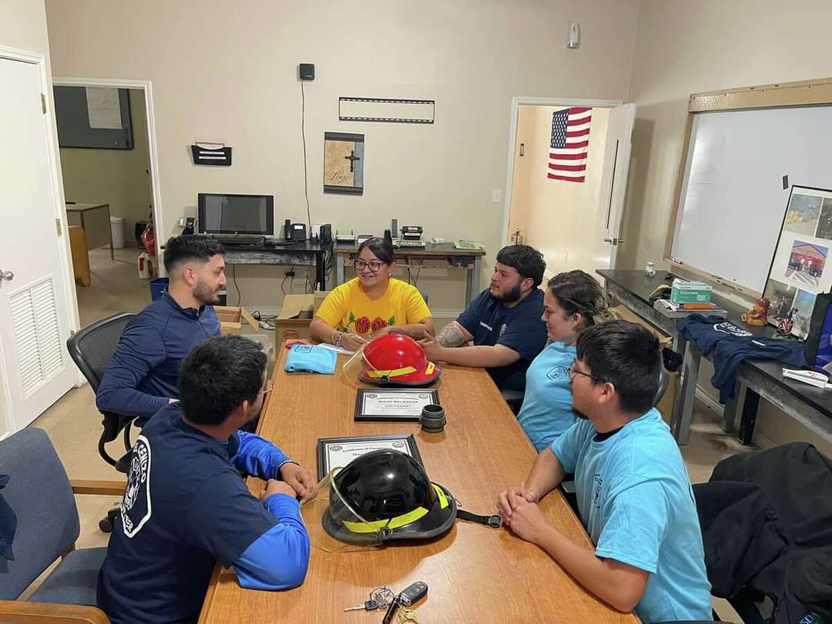 On Saturday, City of El Cenizo Mayor Carina Hernandez and other city officials met with the new board members of the El Cenizo Volunteer Fire Department, which is a local non-profit organization, to discuss the importance of rebuilding the volunteer fire department and regaining the public trust. 