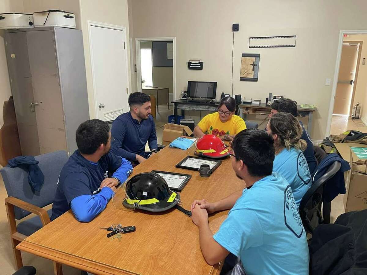 On Saturday, City of El Cenizo Mayor Carina Hernandez and other city officials met with the new board members of the El Cenizo Volunteer Fire Department, which is a local non-profit organization, to discuss the importance of rebuilding the volunteer fire department and regaining the public trust. 