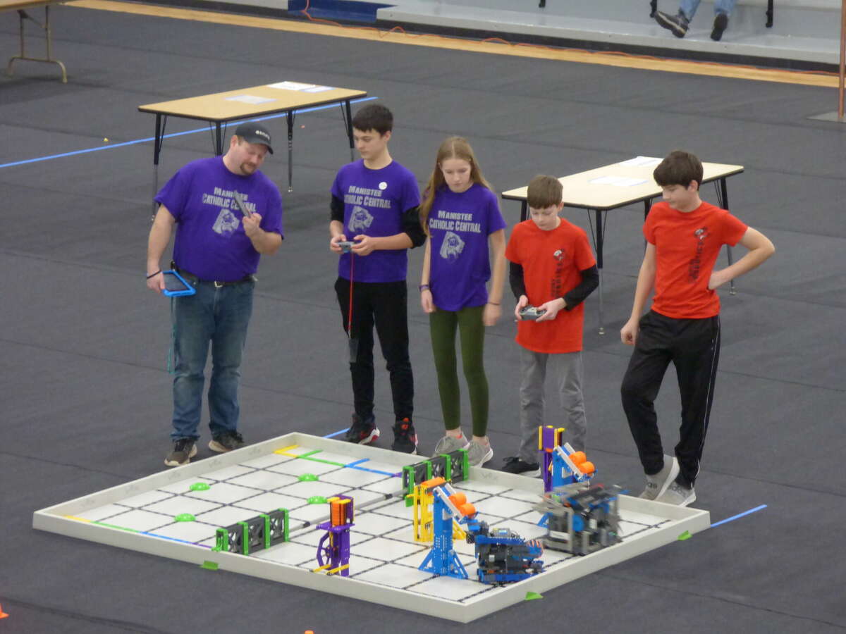 チーム SaberBot Complicated of Manistee (左) と Benzonia ベースの Gassy Cats が、1 月 20 日にマニスティー カトリック セントラルで開催された VEX IQ ロボット競技会でのチーム チャレンジに向けてセットアップしました。 28.