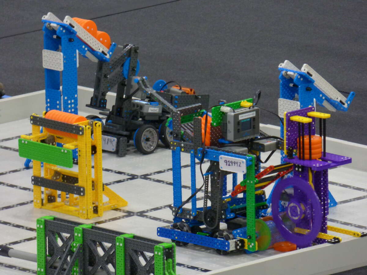VEX IQ ロボティクス トーナメント用に構築されたロボットは、割り当てられた時間内に完了しなければならない特定のタスクを念頭に置いて設計されています。 